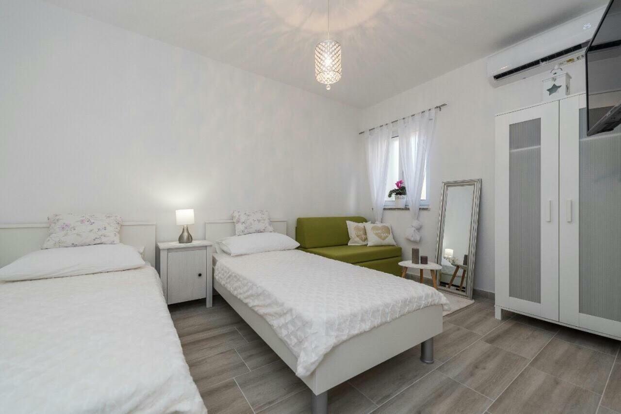 Apartment Maja In Novalja Exteriör bild